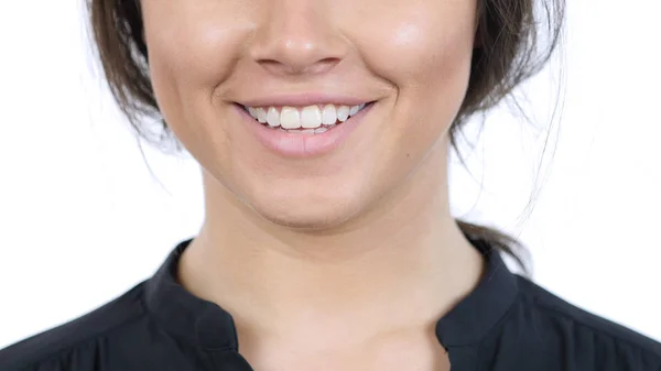 Labios sonriendo, joven morena chica de cerca — Foto de Stock