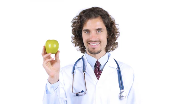 Професійний лікар з зеленим яблуком в руках — стокове фото