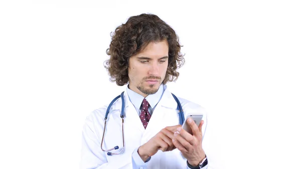 Médico usando smartphone, fundo branco — Fotografia de Stock