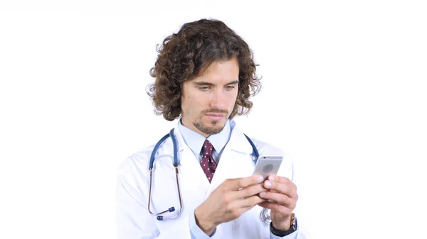 Hombre médico escribiendo mensaje en el teléfono inteligente, gadget para el trabajo —  Fotos de Stock