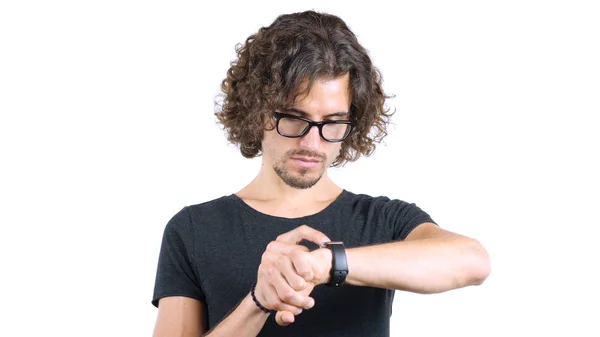 남자 곱슬 머리와 안경 Smartwatch를 사용 하 여 — 스톡 사진