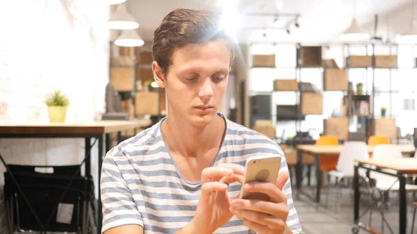 Smatphone üzerinde mesajlaşma, metin portre yazarak metin genç adam