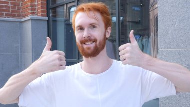 Başparmak yukarıya mutlu adam ayakta dış Office tarafından