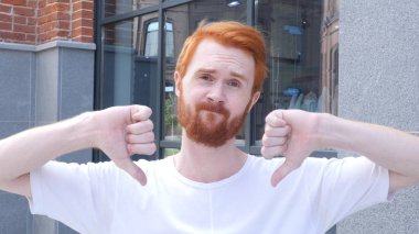 Başparmak aşağı üzgün adam ayakta dış Office tarafından