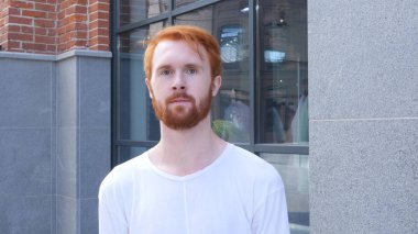 Ofisinin kırmızı tüyler dışında rahat genç adam