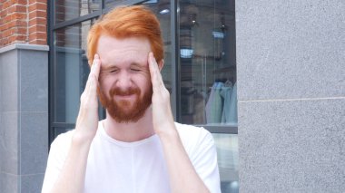 Baş ağrısı, açık, kırmızı tüyler ayakta ile sinirli adam