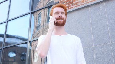 Telefon, genç adam, açık, kırmızı saç hareketli kamera w / söz