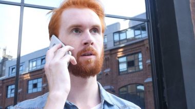 Genç adam, açık telefonla üzerinde anlaşma