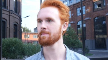 Sakal ve kırmızı saçlar, açık portre pozitif adam