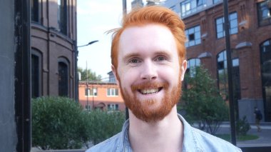 Adam sakallı ve kırmızı saçlar, açık portre ile gülümseyen