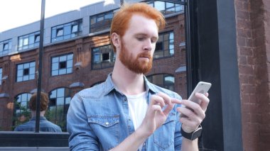 Smartphone, ayakta dışında ofis binası tarama