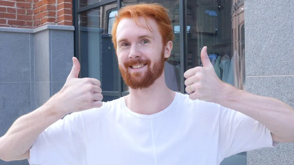 Pouce levée par l'homme heureux debout devant le bureau — Photo