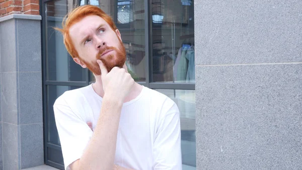Pensando uomo pensieroso fuori dal suo ufficio, capelli rossi — Foto Stock