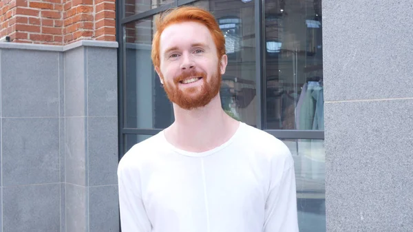 Portrait d'un barbu souriant debout à l'extérieur du bureau — Photo