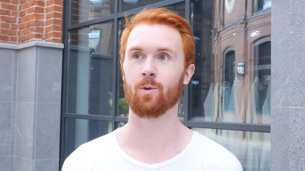 Відео-чат, конференції, людина з бородою, відкритий камери пошуку у Web, червоні волосся — стокове фото