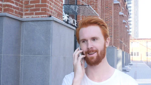 Wandelen Man praten over de telefoon, baard en rode haren — Stockfoto