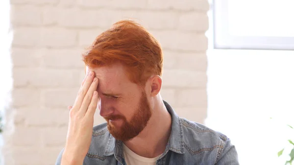 Уставший разочарованный человек с бородой и рыжими волосами, портрет головной боли — стоковое фото