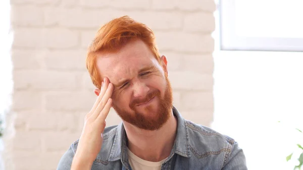 Homme fatigué et frustré avec des maux de tête Portrait — Photo