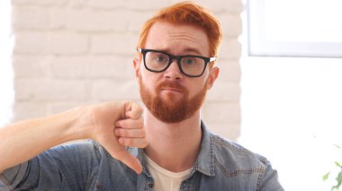 Reaksiyon kaybı, başparmak aşağı, tatminsiz adam sakal ve kırmızı kılı, portre