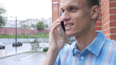 Mobil telefonda konuşurken