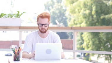 Online laptop oturma içinde açık yazıhane, kızıl saçlar, çalışma