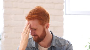 Sakal ve kırmızı saç, baş ağrısı portre ile sinirli adam yorgun