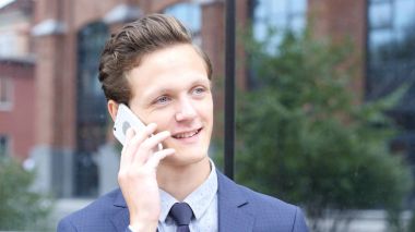 Telefon görüşmesi, görüşme işadamı tarafından yeni proje hakkında katılıyor