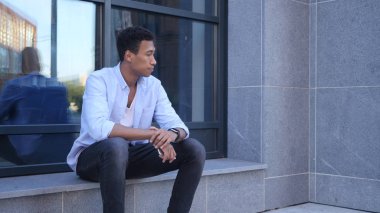 Açık siyah yakışıklı delikanlı bekliyor