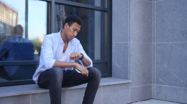 Açık bekleyen, oturma, izlerken zaman yakışıklı siyah