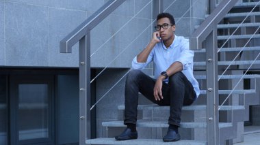 Genç siyah adam merdiven üzerinde oturan ve Evet