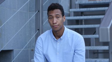 Yakışıklı adam mutsuz genç siyah