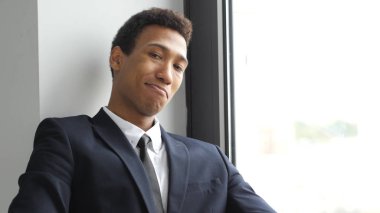 Afro-Amerikan erkek mutluluğu ifade takım elbiseli etkilendim