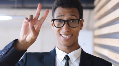 Takım, portre siyah başarılı iş adamı zafer işareti