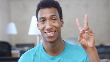 Başarı ve zafer işareti, genç Afro-Amerikan adam