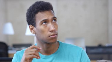 Düşünme dalgın siyah genç adam ofis, portre