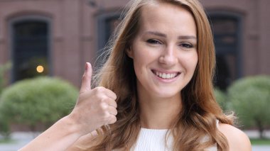 Başparmak kadar güzel genç kız, açık