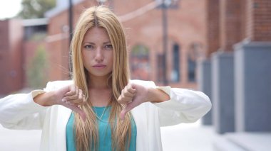 Güzel sarışın kız, açık portre tarafından başarısızlığın başparmak aşağı