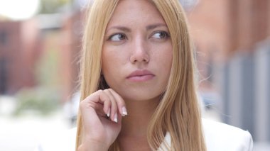 Düşünme dalgın genç güzel kız, açık portre