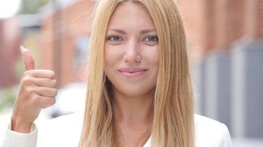 Genç güzel kız, açık portre tarafından yukarı başparmak