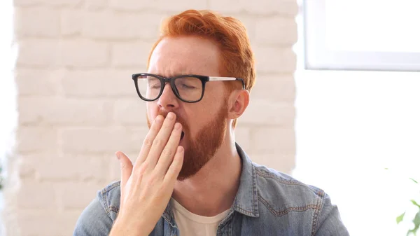 Müder gähnender Mann mit Bart und roten Haaren, Porträt — Stockfoto