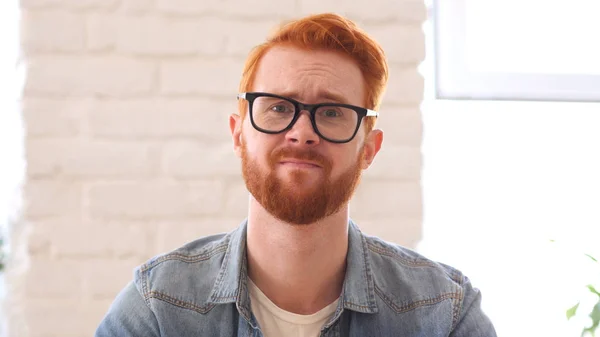 Hombre frustrado con barba y cabellos rojos, molesto — Foto de Stock