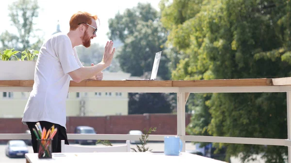 Balkon açık duran laptop, sohbet, Video konferans genç adam