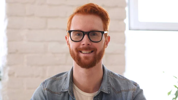 Retrato del hombre sonriente con pelo rojo y barba — Foto de Stock