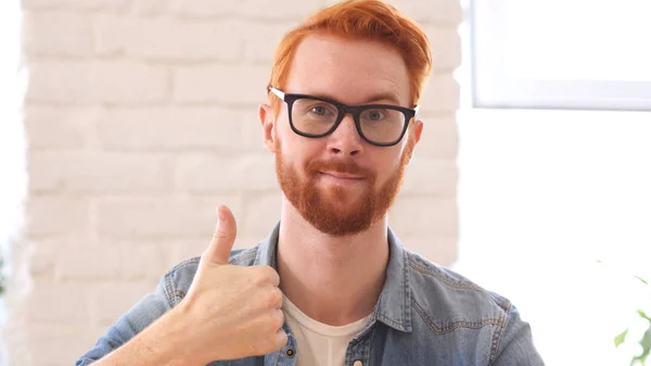 Reacción de Éxito, Pulgares Arriba, Apreciando al Hombre con Barba y Cabello Rojo — Foto de Stock