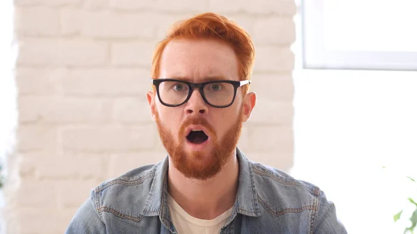 Shocked nad confundido hombre insatisfecho con barba y pelos rojos, boca abierta — Foto de Stock