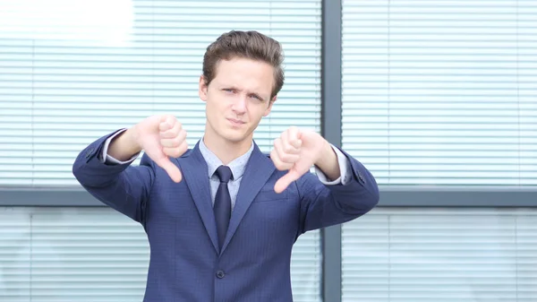 Duim omlaag door jonge zakenman met beide handen, buiten kantoor — Stockfoto