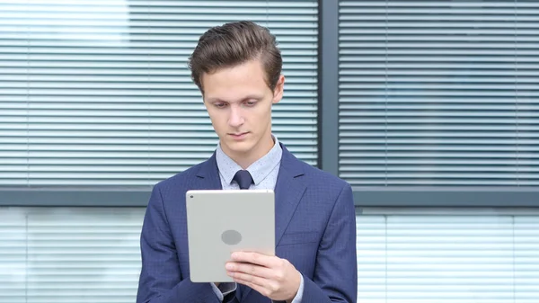 Jonge zakenman met behulp van Tablet, buiten kantoor — Stockfoto