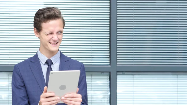 Gelukkig zakenman met behulp van Tablet en plezier — Stockfoto