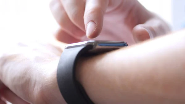 Primer plano de la mano usando Smartwatch, Gadget — Foto de Stock