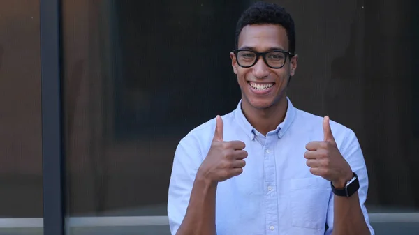 Gesto di soddisfazione, Thumbs Up di Young Black Handsome Man — Foto Stock